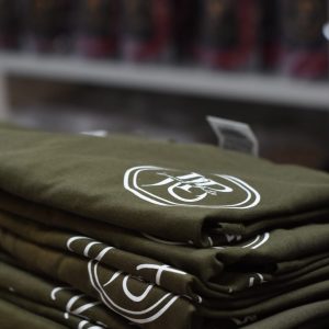 Camiseta color Kaki o Negra